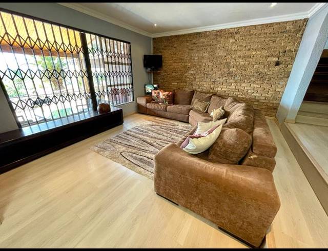 5 BEDROOM HOUSE FOR SALE IN NOORDHEUWEL
